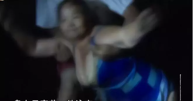 女子醉酒长江漂流(6)