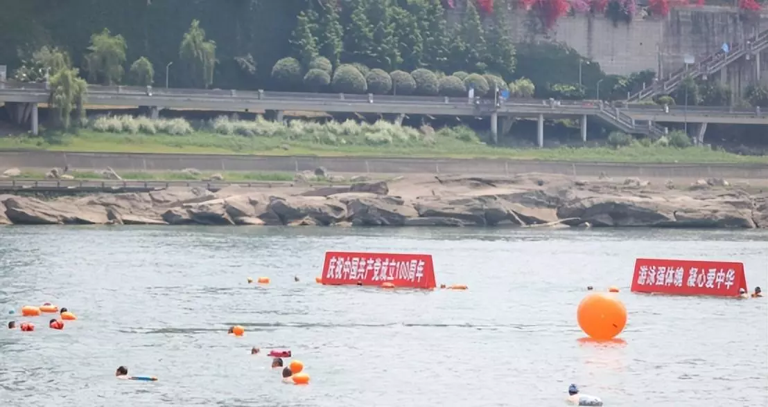 女子醉酒长江漂流(7)