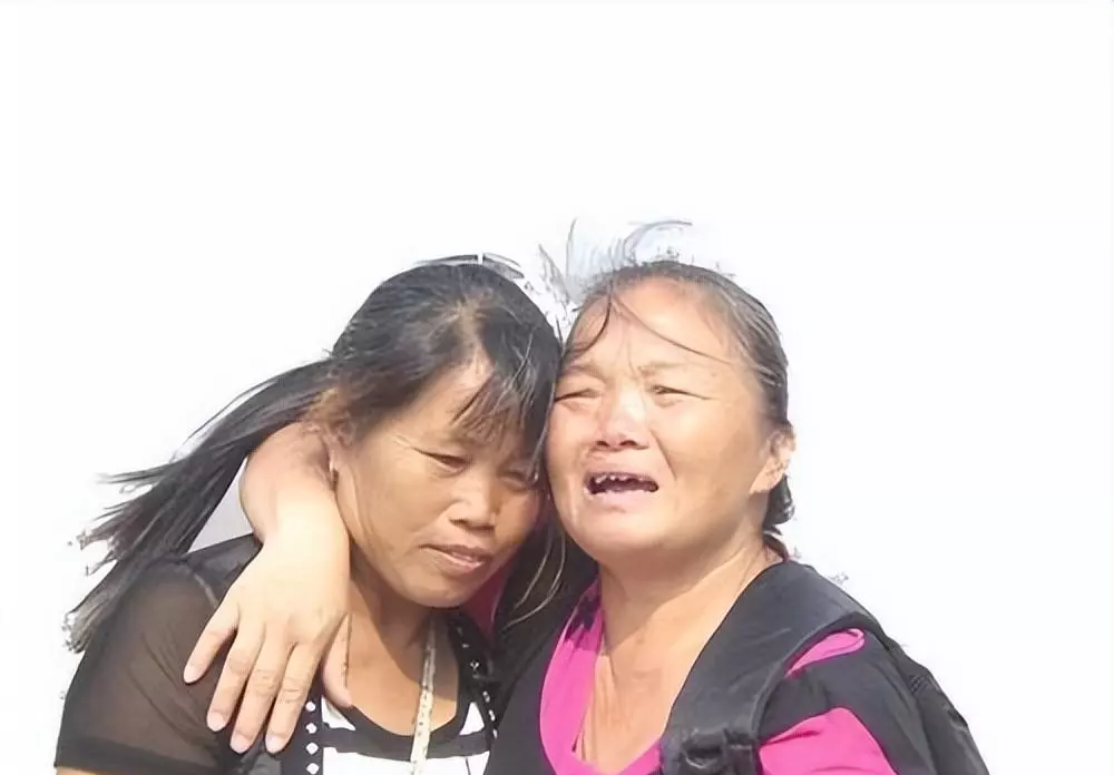 女子醉酒长江漂流(9)