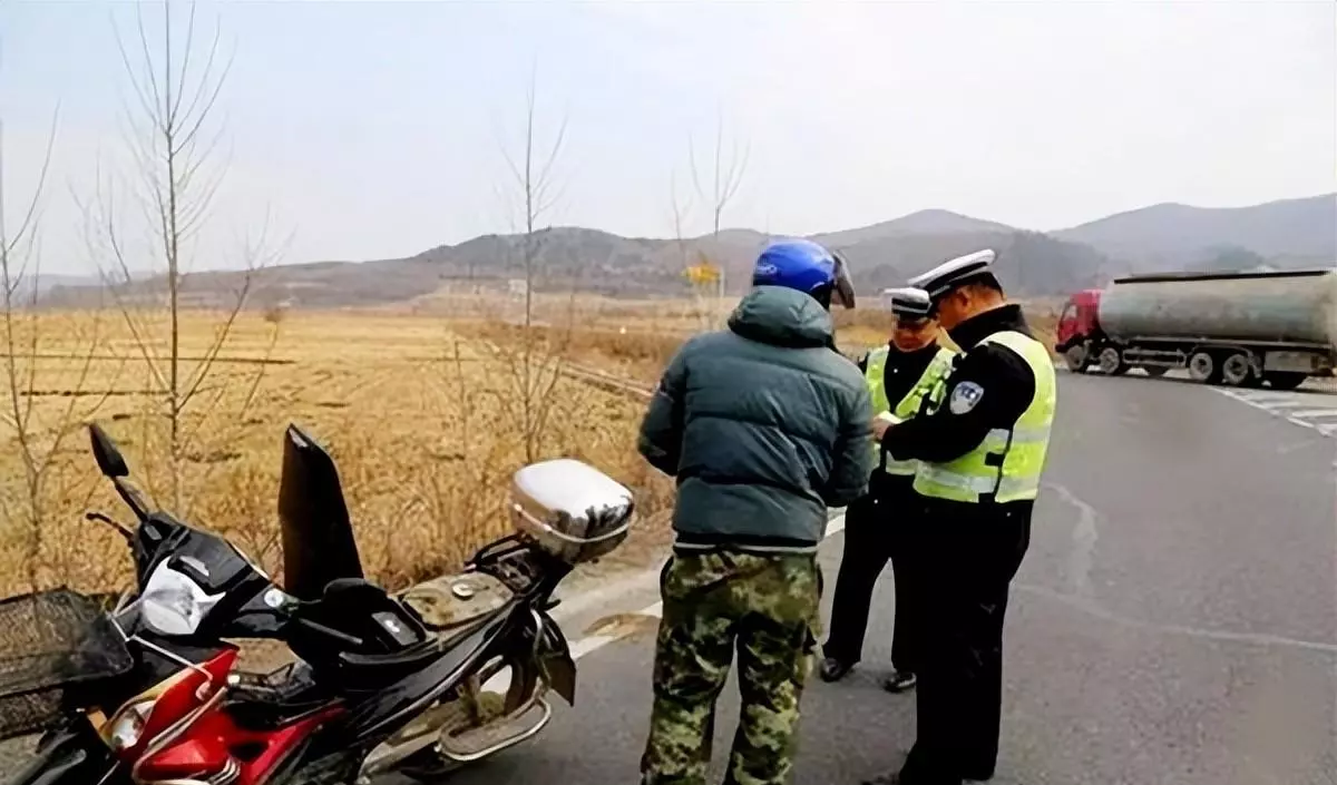 小车驾照开摩托车抓住受到什么处罚(3)