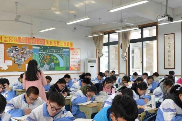 暗自窃喜是褒义还是贬义.