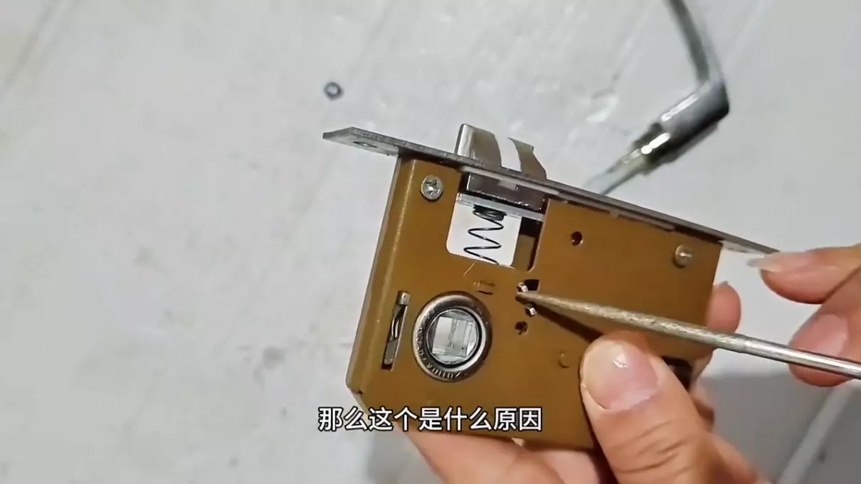 卧室门的门锁舌头弹不出来怎么办(2)
