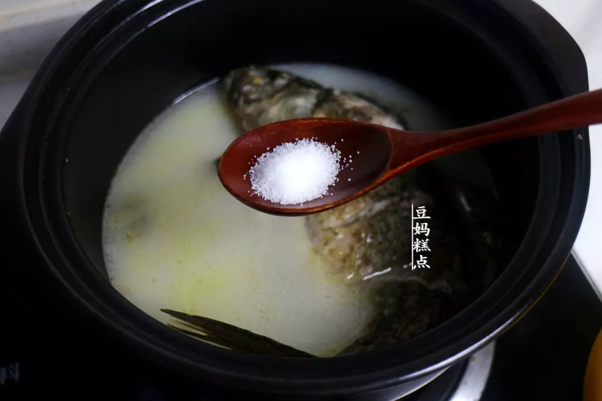 炖鲫鱼汤怎么做好喝又营养(11)