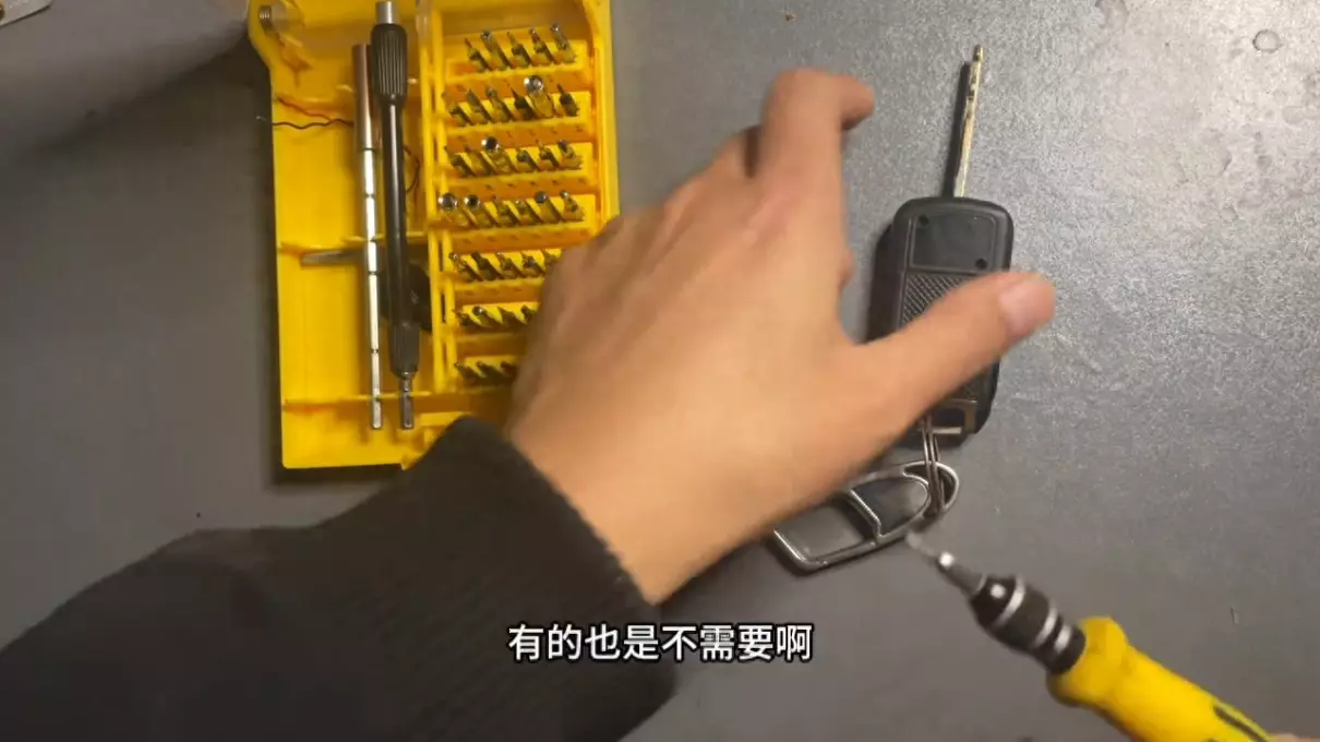 一汽奔腾x40钥匙怎么换电池(1)