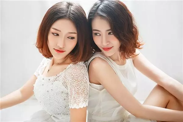 两个女人吻在一起您能接受吗(1)