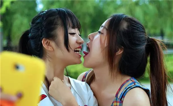 两个女人吻在一起您能接受吗(2)