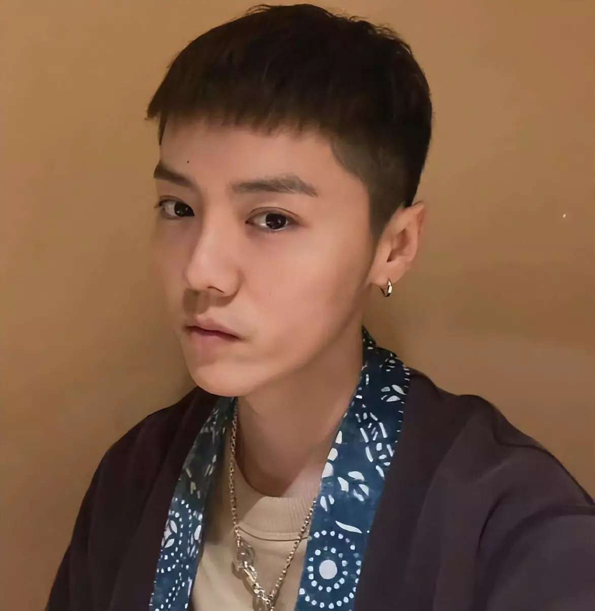 鹿晗抽烟是真的吗(4)
