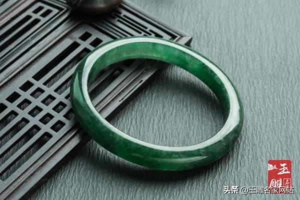 玉石和翡翠有什么区别哪个的价值更高.