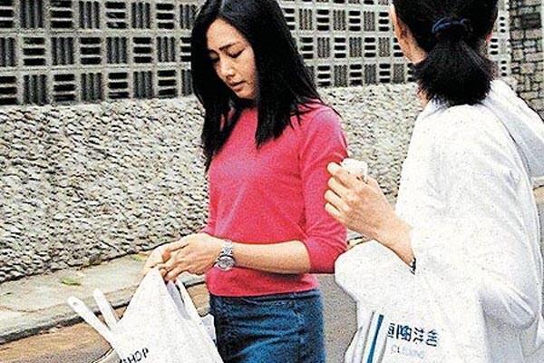 朱丽倩父亲什么时候移民过来.