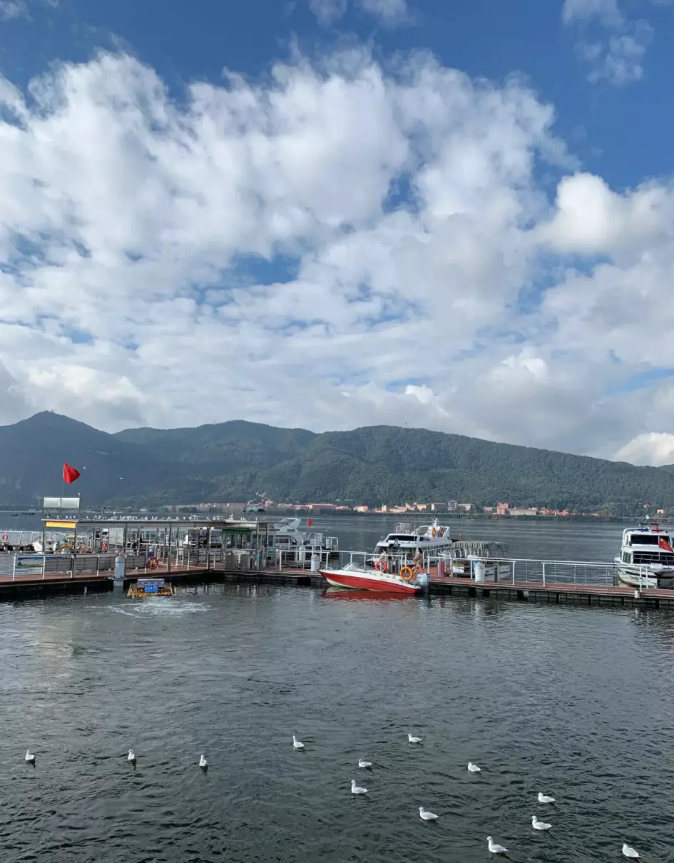 海埂公园跟滇池是一个地方吗(11)