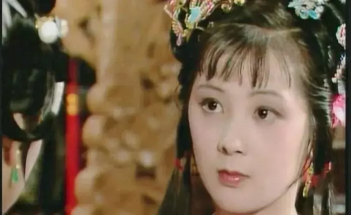 兴儿向尤二姐介绍的贾府众人是怎样的?(6)