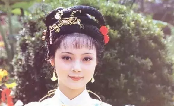 兴儿向尤二姐介绍的贾府众人是怎样的?(8)