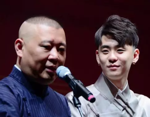 张云雷怎么从南京站摔下去的(27)