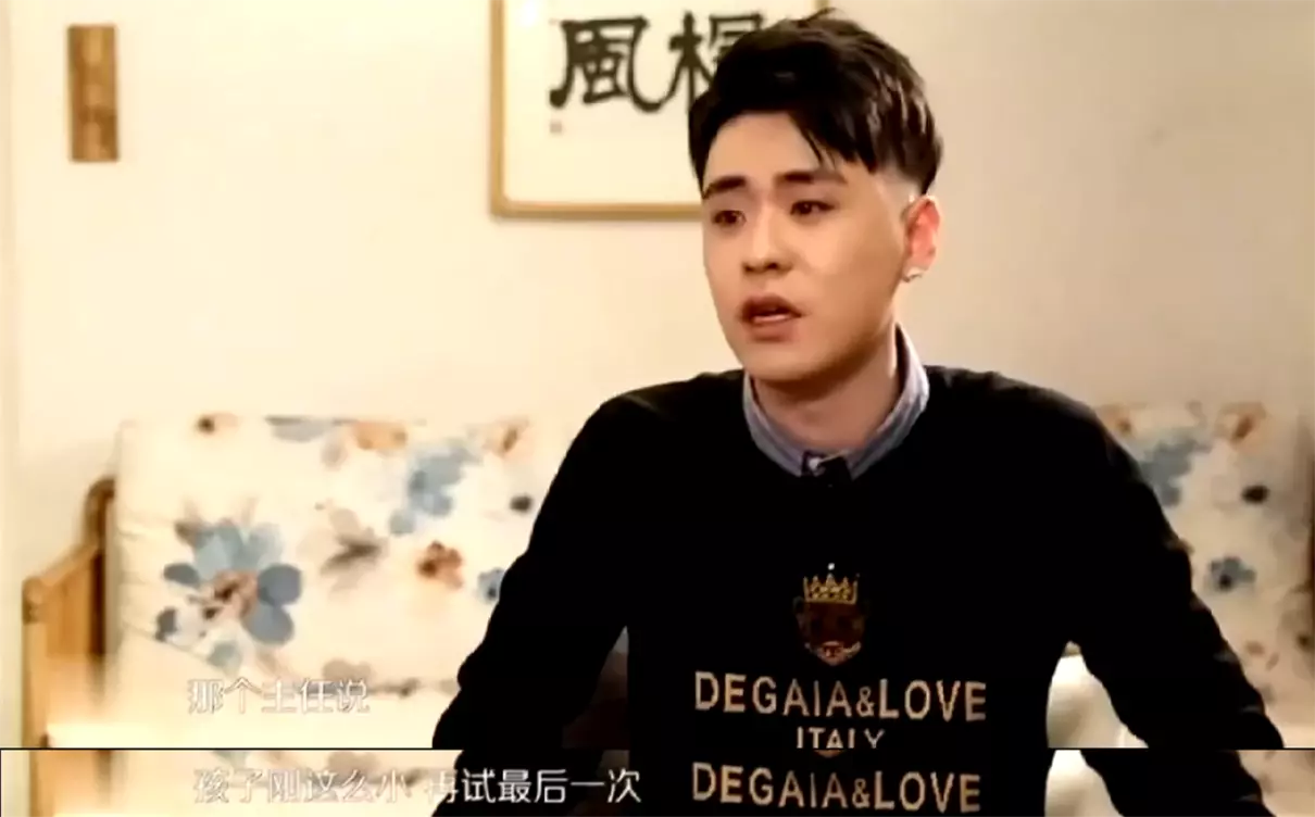 张云雷怎么从南京站摔下去的(2)