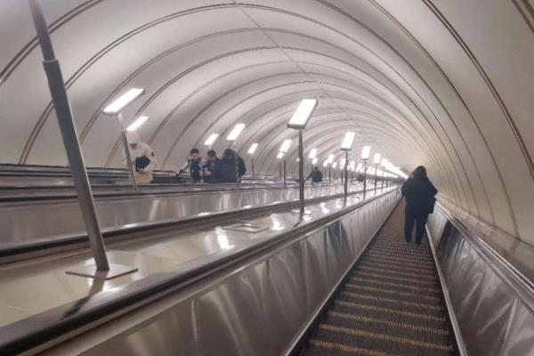 地铁环线一直不停的跑吗.