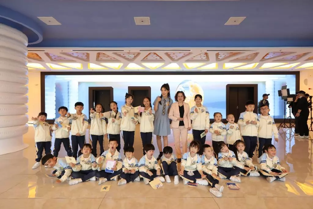 金鹰卡通主持人全部名单(1)