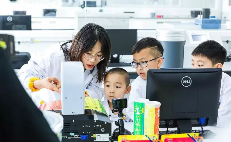 金鹰卡通主持人全部名单(8)