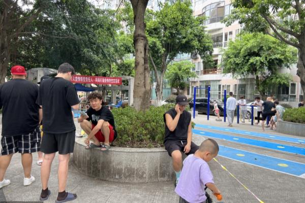 成都震感强烈部分市民下楼避险.