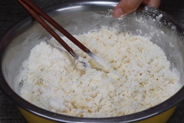 家庭制作油条最简单的做法.