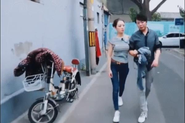 杨幂走路一晃一晃的是什么.