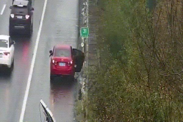 硬路肩和应急车道是一回事吗.