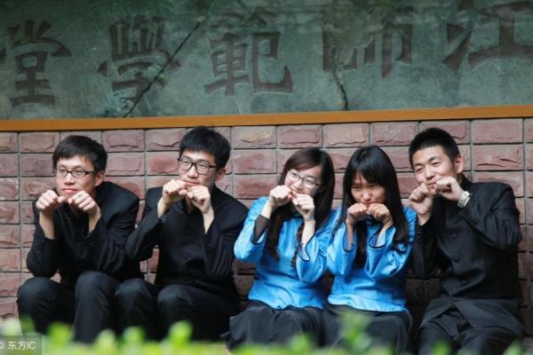 回到最初的起点呆呆的站在镜子前是什么歌.