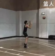 打篮球大前锋是干什么的(8)