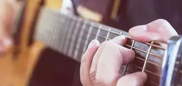 每个和弦的根音分别在哪根(4)